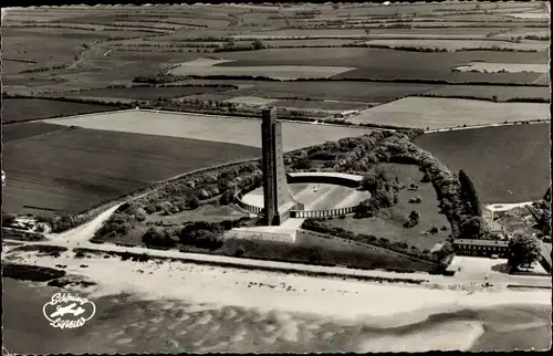 Ak Ostseebad Laboe, Marine Ehrenmal, Luftbild, Strand