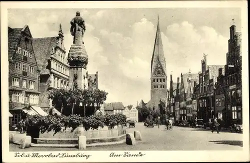 Ak Lüneburg in Niedersachsen, Am Sande, Brunnen, Kirche, Giebelhäuser
