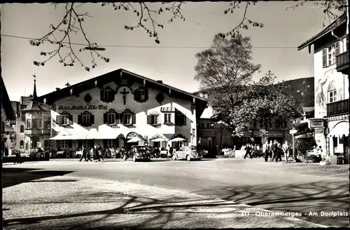 Ak Oberammergau in Oberbayern, Am Dorfplatz, Hotel