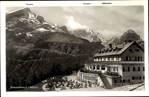 Ak Garmisch Partenkirchen, Kreuzeckhaus, Berghotel, Terrasse, Alpspitze, Zugspitze