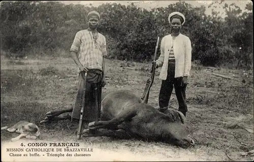 Ak Brazzaville Franz. Kongo, Chasse au buffle, Triomphe des chasseurs, Jäger mit erlegtem Büffel