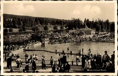 Ak Brunn Auerbach im Vogtland, Gemeindebad, Schwimmbecken, Liegewiese, Kiosk, Badegäste