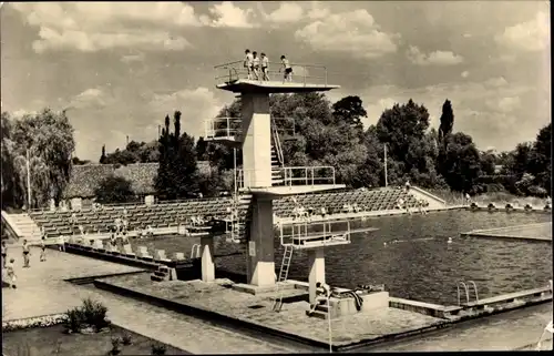 Ak Forst in der Niederlausitz, Schwimmbad, Sprungturm