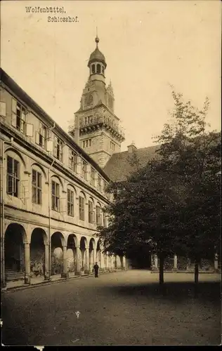 Ak Wolfenbüttel in Niedersachsen, Schlosshof