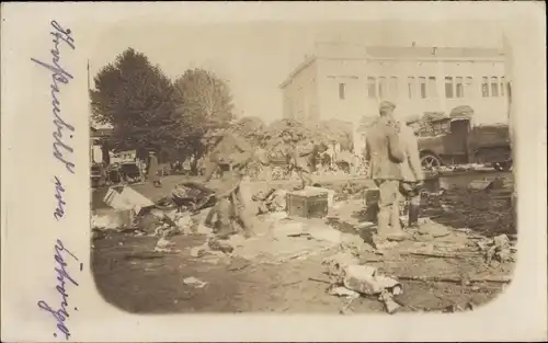 Foto Ak Straßenbild in zerstörter Ortschaft, Kriegszerstörungen, deutsche Soldaten, I WK