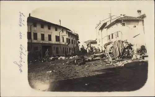 Foto Ak Straßenbild in zerstörter Ortschaft, Kriegszerstörungen, deutsche Soldaten, I WK