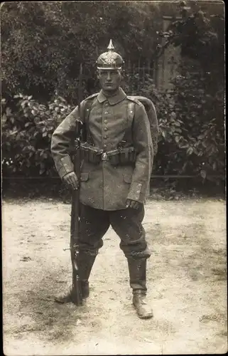 Foto Ak Deutscher Soldat in Uniform, Standportrait