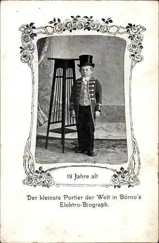 Passepartout Ak Der kleinste Portier der Welt in Börno's Elektro Biograph, Liliputaner