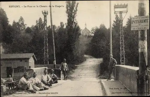 Ak Revigny Meuse, Le Pont et le Chemin de la Chapelle, französische Soldaten