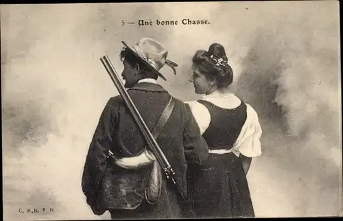 Ak Une bonne Chasse, Jäger und junge Frau, Jagdwaffe