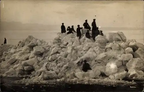 Foto Ak Russische Soldaten am Ufer, Eissteine, Eiswürfel