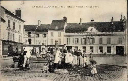 Ak La Ferté Gaucher Seine et Marne, Hotel de Ville, Le Grand Bassin