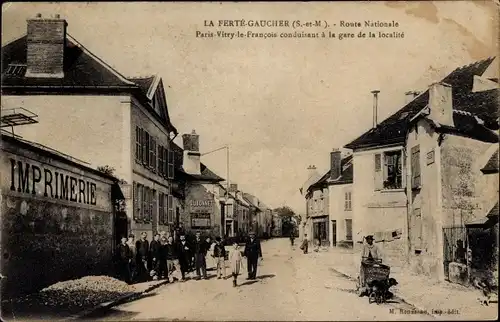 Ak La Ferté Gaucher Seine et Marne, Route Nationale Paris Vitry le Francois conduisant a la gare