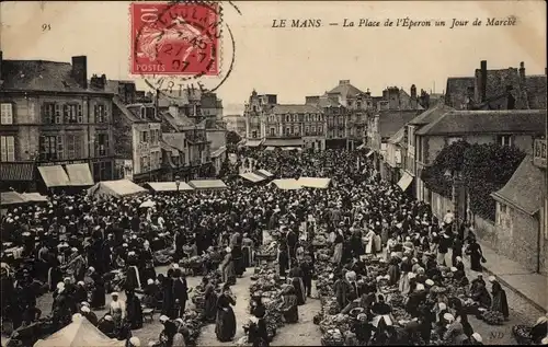 Ak Le Mans Sarthe, La Place de l'Éperon un Jour de Marché