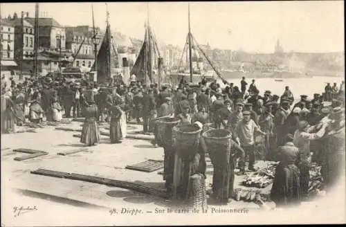 Ak Dieppe Seine Maritime, Sur le carré de la Poissonnerie, Fischhandel