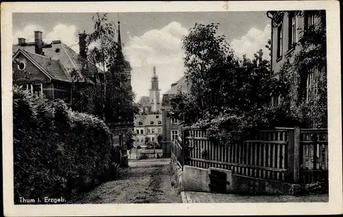 Ak Thum im Erzgebirge Sachsen, Straßenpartie mit Blick zur Kirche, Wohnhäuser