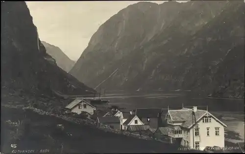 Foto Ak Gudvangen Norwegen, Partie am Ort, Berge, Häuser