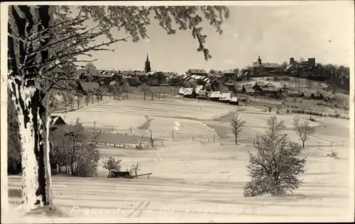 Foto Ak Frauenstein im Erzgebirge, Blick auf die Stadt im Winter, Bahn-Hotel bei Schnee