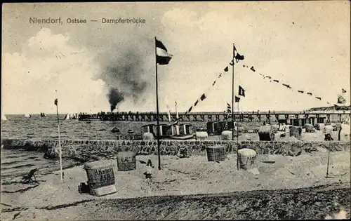 Ak Niendorf Timmendorfer Strand, Dampferbrücke, Strandkörbe