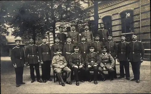 Foto Ak Berlin Spandau, Deutsche Soldaten in Uniformen, Gruppenaufnahme, I WK