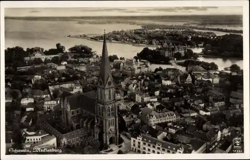 Ak Schwerin in Mecklenburg Vorpommern, Fliegeraufnahme des Ortes, Kirche, Schloss