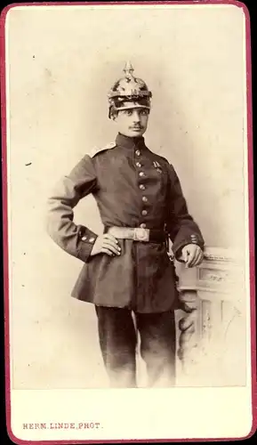 CdV Deutscher Soldat in Uniform, Standportrait