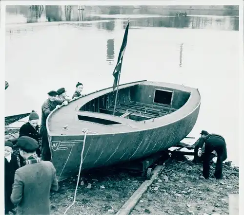Foto Boot wird zu Wasser gelasse, Seeleute