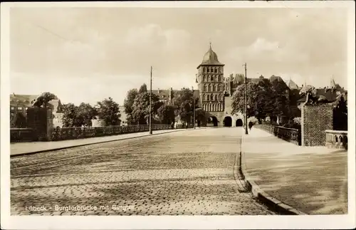 Ak Lübeck in Schleswig Holstein, Burgtorbrücke mit Burgtor