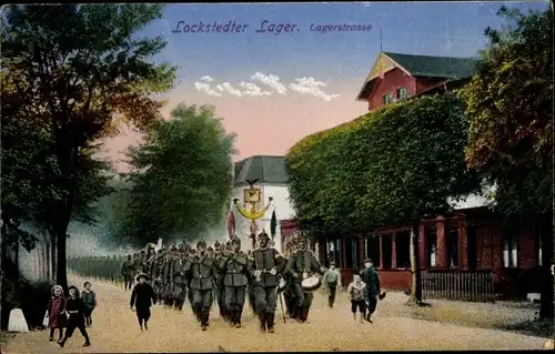 Ak Lockstedt in Holstein, Lockstedter Lager, Lagerstraße, marschierende Soldaten