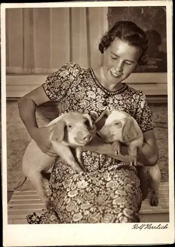 Ak Frau mit zwei Ferkeln, Fotograf Rolf Herrlich