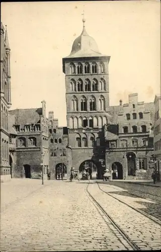 Ak Lübeck in Schleswig Holstein, Burgtor, Straßenbahnschienen
