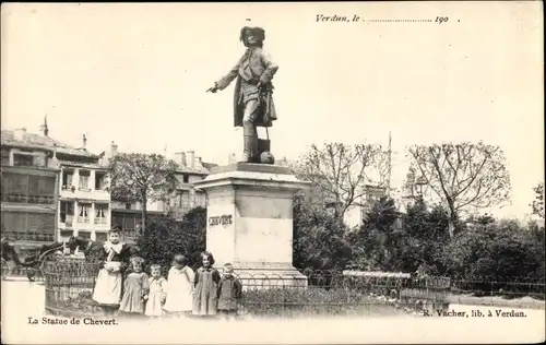Ak Verdun Meuse, La Statue de Chevert, Kinder