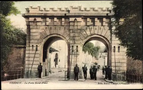 Ak Verdun Meuse, La Porte Saint Paul, Soldaten in Uniform