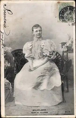 Ak Königin Wilhelmina der Niederlande, Sitzportrait, Kleid