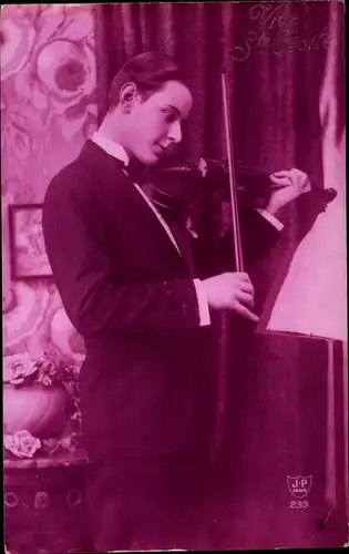 Ak Junger Mann Geige spielend, Anzug, Noten