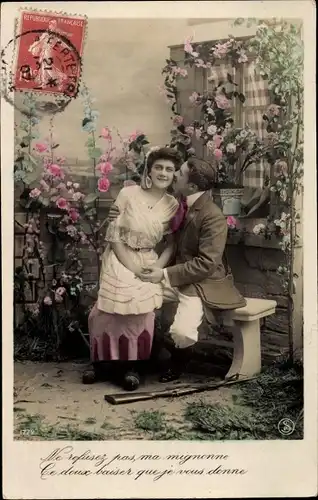 Ak Liebespaar, Jäger, Jagdwaffe, Blumen, Liebe, Garten, Sitzbank, Kuss