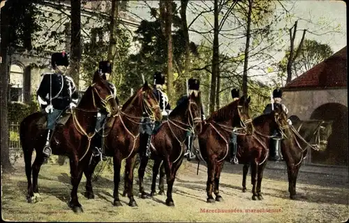 Ak Niederländische Soldaten in Uniformen, Marechaussees marschtenue