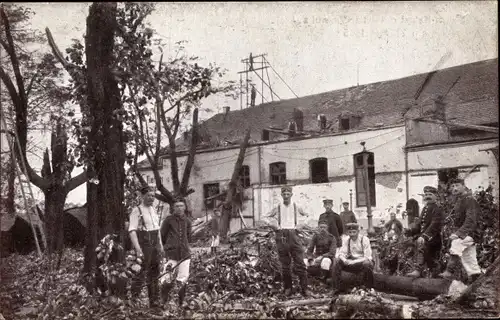 Ak Chemnitz Sachsen, Tiergarten Scheibe, Militär bei Aufräumungsarbeiten n. d. Sturm a. 27. Mai 1916