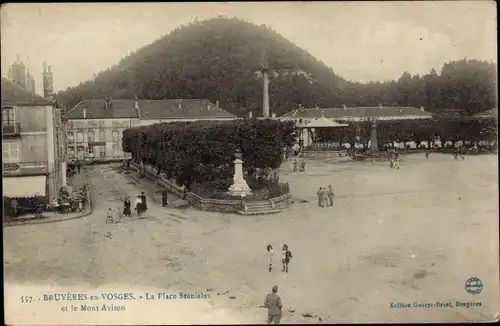 Ak Bruyères Vosges, La Place Stanislas et le Mont Avison, Denkmal, Platz, Berg