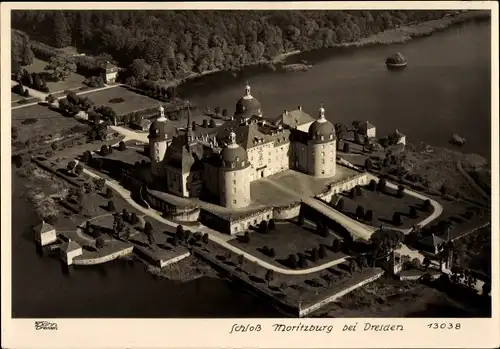 Ak Moritzburg in Sachsen, Schloss Moritzburg bei Dresden, Fliegeraufnahme, Hahn 13038