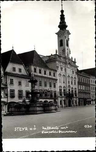 Ak Steyr in Oberösterreich, Rathaus mit Leopoldsbrunnen