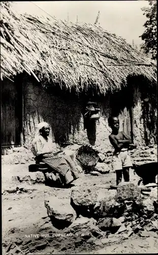 Ak Curaçao Niederländische Antillen Karibik, Native Hut, Einheimische vor Hütte