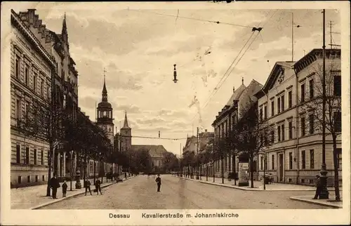 Ak Dessau in Sachsen Anhalt, Kavalierstraße mit Johanniskirche