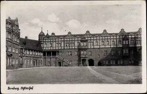 Ak Bernburg an der Saale Salzlandkreis, Partie im Schlosshof