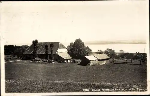 Ak Bevaix Kanton Neuenburg, Ferme du Plan Jacot et les Alpes, Ackerland, Bauernhof, Gewässer