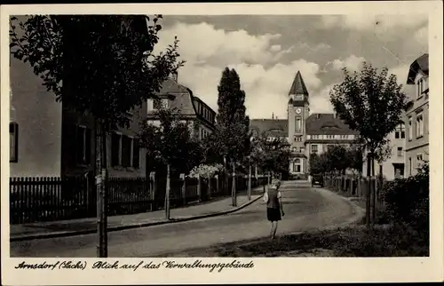 Ak Arnsdorf im Kreis Bautzen, Straßenpartie mit Blick zum Verwaltungsgebäude