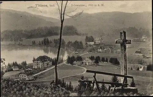 Ak Titisee Neustadt im Schwarzwald, Teilansicht des Ortes mit Kreuz auf Berg