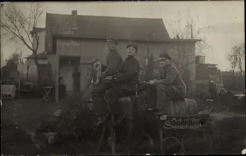 Foto Ak Deutsche Soldaten in Uniform, Auf in die Sommerfrische, Munsterlager