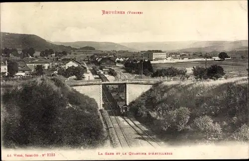 Ak Bruyères Vosges, La Gare et le Quartier d'Artillerie, Bahnhof, Brücke, Zug