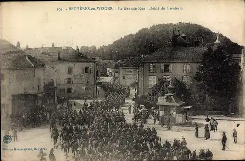 Ak Bruyères Vosges, La Grande Rue, Defile de Cavalerie, Soldaten, Parade, Platz